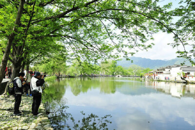 问讯湖边春色，重来又是三年。东风吹我过湖船，杨柳丝丝拂面。#你相册里的春景# #诗词歌赋# #诗词#