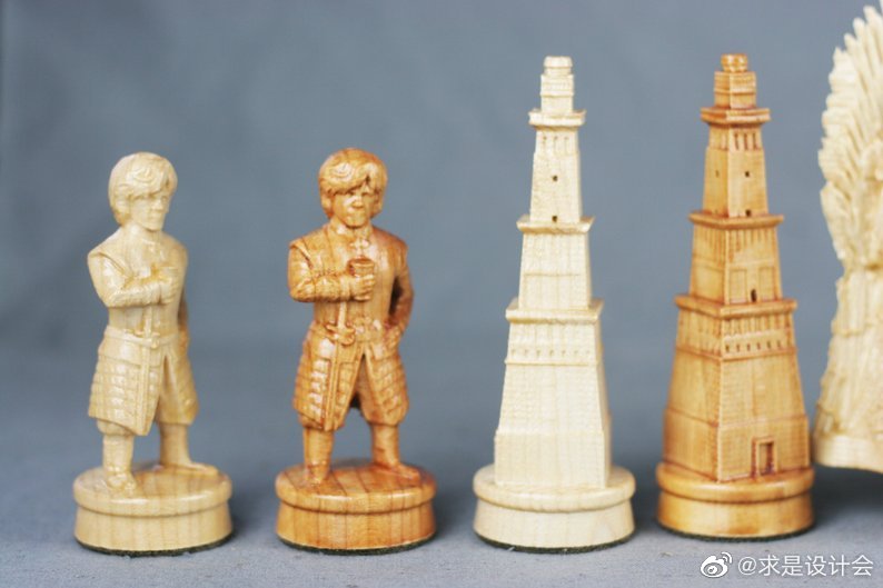 乌克兰的雕刻师Chesslania手工打造了一套木制国际象棋套装“权力的游戏”。。#求是爱设计#