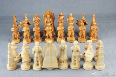 乌克兰的雕刻师Chesslania手工打造了一套木制国际象棋套装“权力的游戏”。。#求是爱设计#