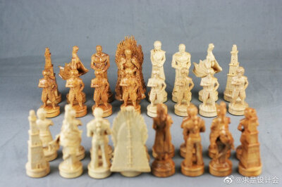 乌克兰的雕刻师Chesslania手工打造了一套木制国际象棋套装“权力的游戏”。。#求是爱设计#