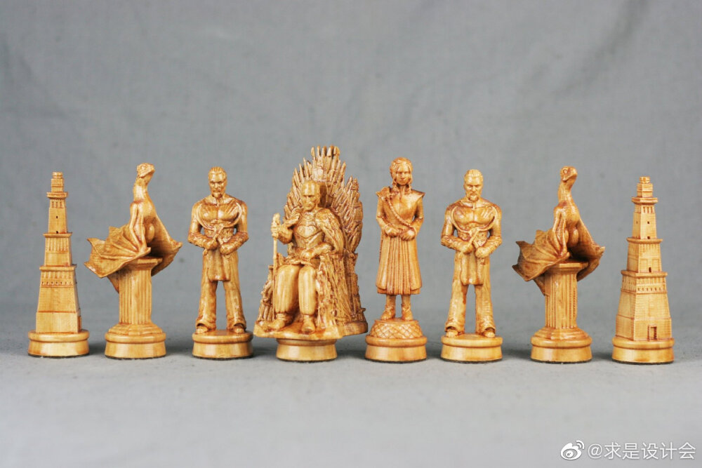 乌克兰的雕刻师Chesslania手工打造了一套木制国际象棋套装“权力的游戏”。。#求是爱设计#