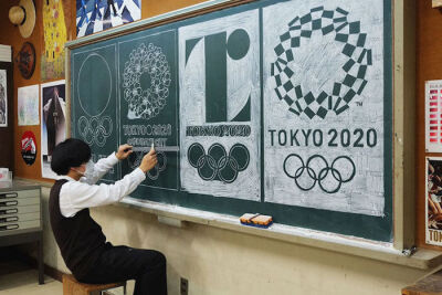 美术老师Hirotaka Hamasaki经常为他的学生画黑板报，这样的美术老师也太可爱了。 ​​​
