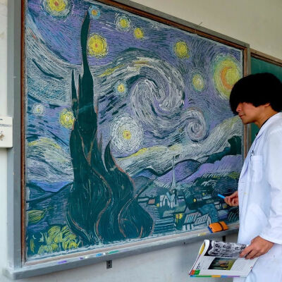 美术老师Hirotaka Hamasaki经常为他的学生画黑板报，这样的美术老师也太可爱了。 ​​​