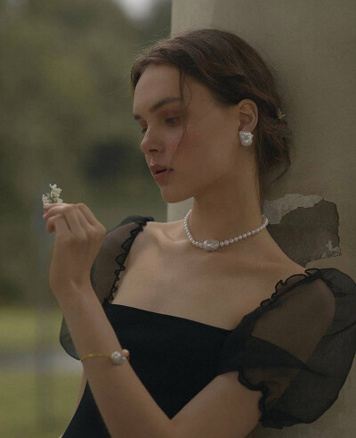 带珍珠的少女，优雅，精致，又有一点小个性。