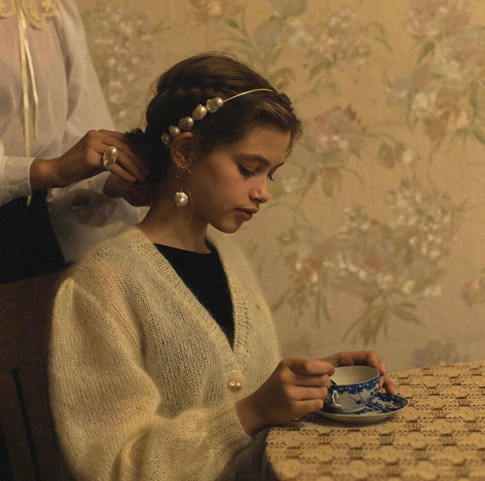 带珍珠的少女，优雅，精致，又有一点小个性。