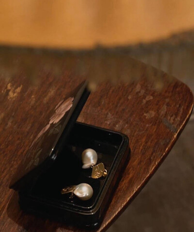 带珍珠的少女，优雅，精致，又有一点小个性。