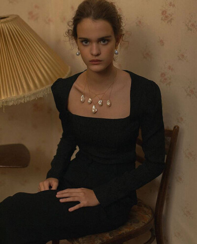 带珍珠的少女，优雅，精致，又有一点小个性。