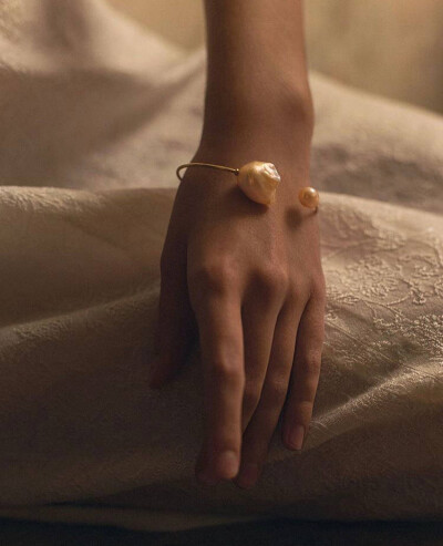 带珍珠的少女，优雅，精致，又有一点小个性。