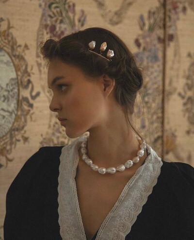 带珍珠的少女，优雅，精致，又有一点小个性。