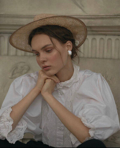 带珍珠的少女，优雅，精致，又有一点小个性。