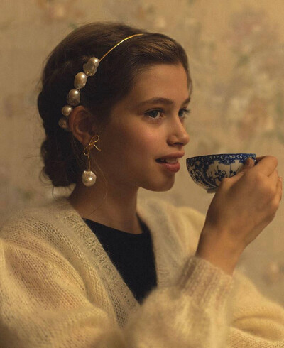 带珍珠的少女，优雅，精致，又有一点小个性。