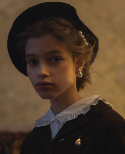 带珍珠的少女，优雅，精致，又有一点小个性。