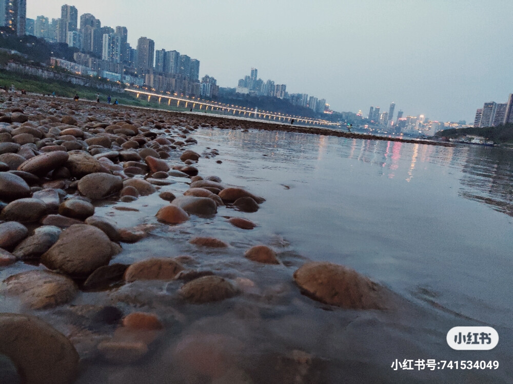 夜幕降临的“雾都”