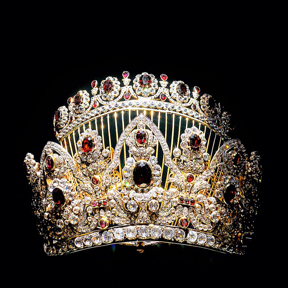  尚美巴黎CHAUMET曾为玛丽-露易丝皇后定制过一套红宝石钻石首饰，原件于1811年1月16日交付于皇后手中，现已失传。为纪念原作，尼铎父子工坊完成了这套复制品。 ​​​