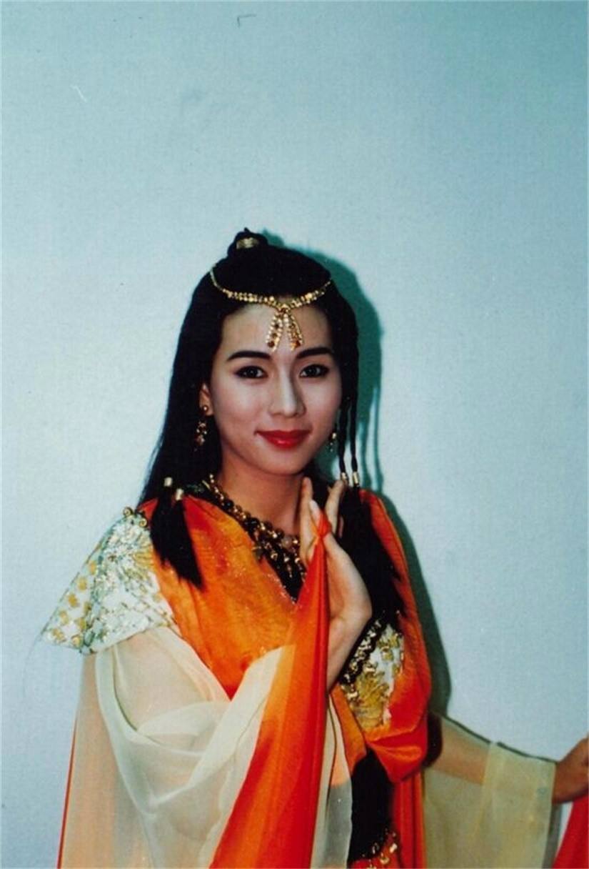 金蛇郎君
罗慧娟 饰 月半弯