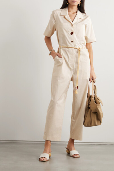 
Nanushka 创始人 Sandra Sandor 打造的作品往往实用性与功能性俱佳。这款 “Zuni” 连身裤出自品牌 2020 春夏系列，以棉质混纺府绸制成，些许弹性纤维的加入令穿着更加舒适。衣身正面配有大小不一、形态各异的纽扣…