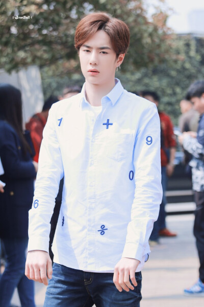 ♥ 爱是天时地利的迷信
原来你也在这里 ♡
@UNIQ-王一博 cr:logo
