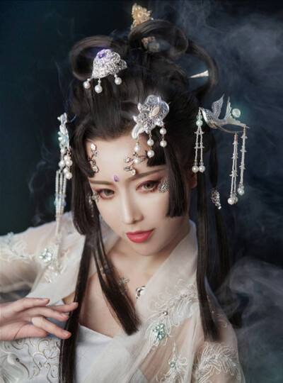 15国家宝藏拟人 汉服摄影
葡萄花鸟纹银香囊