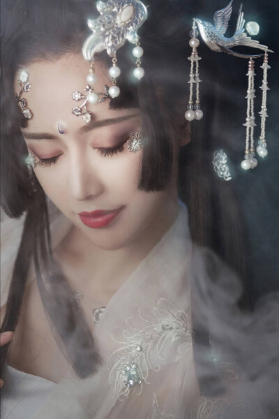 15国家宝藏拟人 汉服摄影
葡萄花鸟纹银香囊