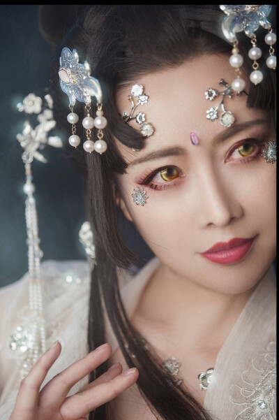 15国家宝藏拟人 汉服摄影
葡萄花鸟纹银香囊