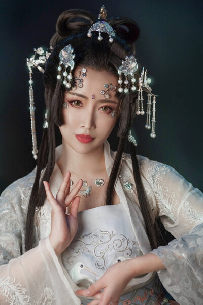 15国家宝藏拟人 汉服摄影
葡萄花鸟纹银香囊