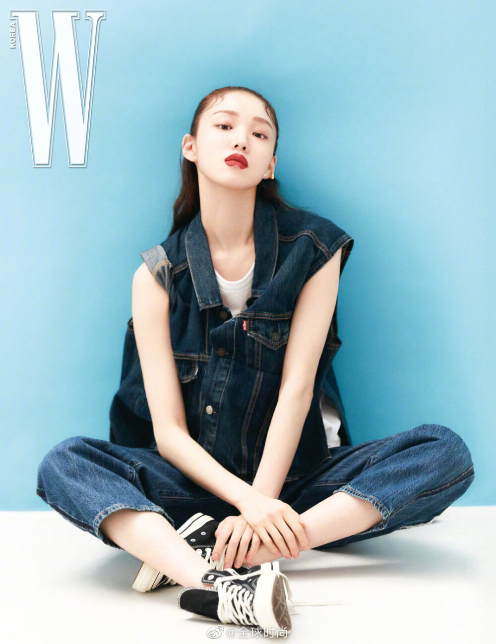 #李圣经# &amp;《W Korea》四月刊，依旧是最近流行的环保主题大片，丹宁系列造型活力满满～（欧尼的红唇妆是反过来画的你发现了没？）