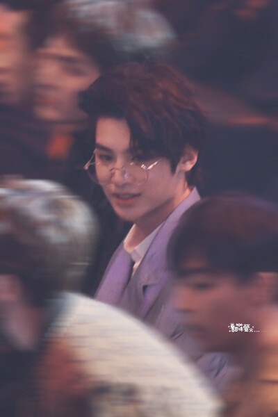 来咯来咯 戴眼镜的昊哥