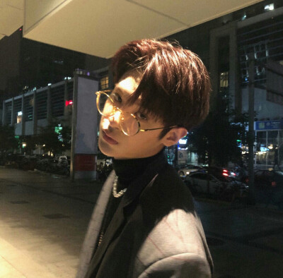 来咯来咯 戴眼镜的昊哥