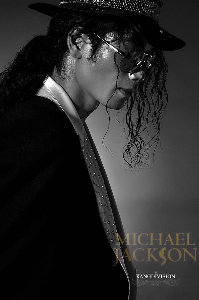 MJ/迈克尔·杰克逊（Michael Jackson，1958年8月29日～2009年6月25日）。出生于美国印第安纳州加里市，美国流行乐男演唱家、词曲创作人、音乐家、舞蹈家、慈善家、人道主义者、和平主义者、慈善机构创办人。
孩子般灵魂的你，是我的信仰！