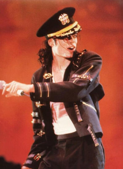 MJ/迈克尔·杰克逊（Michael Jackson，1958年8月29日～2009年6月25日）。出生于美国印第安纳州加里市，美国流行乐男演唱家、词曲创作人、音乐家、舞蹈家、慈善家、人道主义者、和平主义者、慈善机构创办人。
孩子般灵…