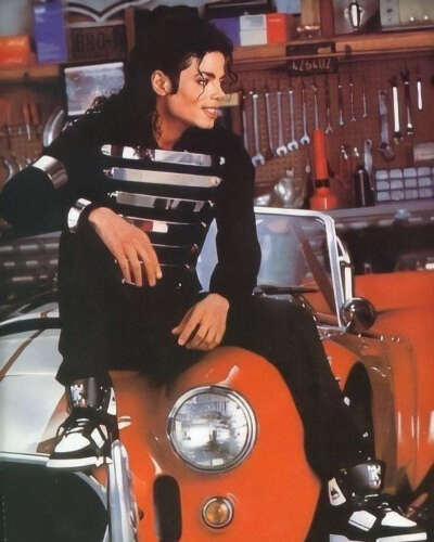 MJ/迈克尔·杰克逊（Michael Jackson，1958年8月29日～2009年6月25日）。出生于美国印第安纳州加里市，美国流行乐男演唱家、词曲创作人、音乐家、舞蹈家、慈善家、人道主义者、和平主义者、慈善机构创办人。
孩子般灵…