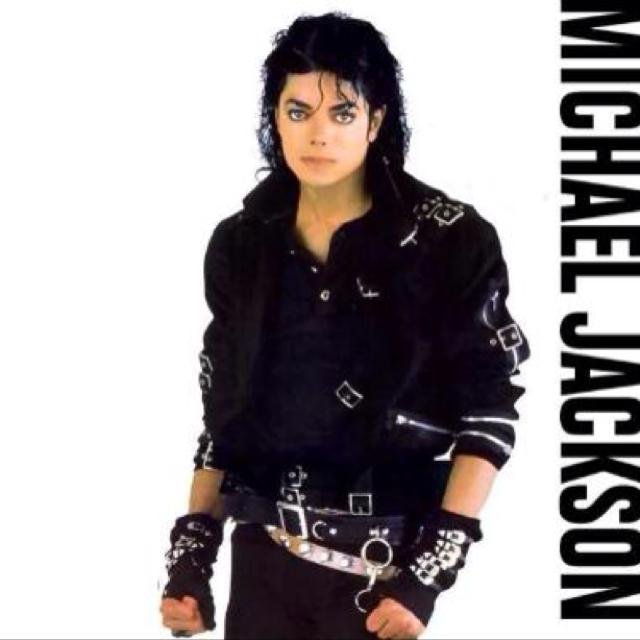 MJ/迈克尔·杰克逊（Michael Jackson，1958年8月29日～2009年6月25日）。出生于美国印第安纳州加里市，美国流行乐男演唱家、词曲创作人、音乐家、舞蹈家、慈善家、人道主义者、和平主义者、慈善机构创办人。
孩子般灵魂的你，是我的信仰！