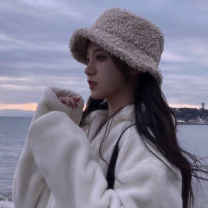 温柔文案：
1.风很温柔 水很清澈 花很鲜艳 你很特别 我很喜欢
2.我在等一个男孩喝的醉醺醺满眼泪水扑进我的怀里说没有你我真的不行
3.多庆幸你是我领略万物后仅存的心动
4.外面风雨交加公主殿下我们来接你回家
5.愿你如书，抵御流年荒芜
6.阴凉的树下，你悄悄述说着未来
7.重蹈覆辙是选择，失而复得才是恩赐
8.傻子才争吵啊  女孩子嘛你让她赢你就赢啦.
9.希望你遇到人的也可以小心翼翼把温柔都给你
10.希望我的名字是他拒绝其他女孩子的理由
11.你眼中倒映的星河浪漫 是我不曾见过的世外桃源。
12.“后来我终于知道，心头的白月光照不见心里的朱砂痣”
13.“但愿日子清净抬头遇见的满是柔情”
14.我会有一丝丝期待 期待会不会出现在你的文案里
15.春天温柔了九州山河 而我来温柔你的春天
16.你尽管向前 我永远跟随
18.一个人真正开心的时候，笑容是会发光的
         二传注明战妍，礼貌拿图，礼貌拿句