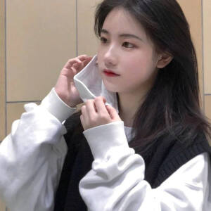 温柔文案：
1.风很温柔 水很清澈 花很鲜艳 你很特别 我很喜欢
2.我在等一个男孩喝的醉醺醺满眼泪水扑进我的怀里说没有你我真的不行
3.多庆幸你是我领略万物后仅存的心动
4.外面风雨交加公主殿下我们来接你回家
5.愿你如书，抵御流年荒芜
6.阴凉的树下，你悄悄述说着未来
7.重蹈覆辙是选择，失而复得才是恩赐
8.傻子才争吵啊  女孩子嘛你让她赢你就赢啦.
9.希望你遇到人的也可以小心翼翼把温柔都给你
10.希望我的名字是他拒绝其他女孩子的理由
11.你眼中倒映的星河浪漫 是我不曾见过的世外桃源。
12.“后来我终于知道，心头的白月光照不见心里的朱砂痣”
13.“但愿日子清净抬头遇见的满是柔情”
14.我会有一丝丝期待 期待会不会出现在你的文案里
15.春天温柔了九州山河 而我来温柔你的春天
16.你尽管向前 我永远跟随
18.一个人真正开心的时候，笑容是会发光的
         二传注明战妍，礼貌拿图，礼貌拿句