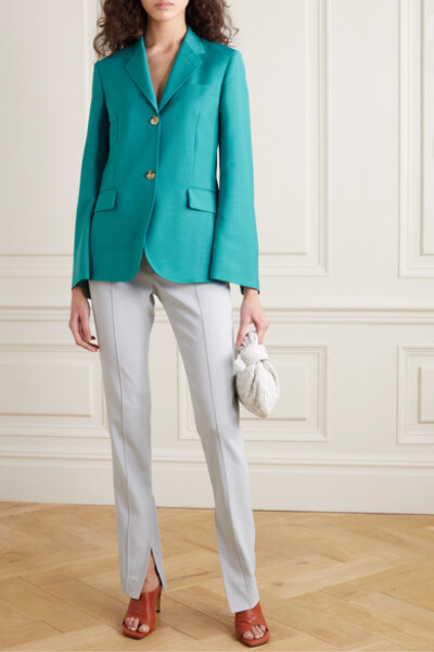 Lanvin 创意总监 Bruno Sialelli 打造的 2020 春夏系列包含了多款颇具建筑美感的精裁装，其中这款西装外套呈长款修身版型，设有夸张的双袖与垫肩，清爽的蓝绿色调尤为吸睛。若与配套西裤同穿，效果更佳。