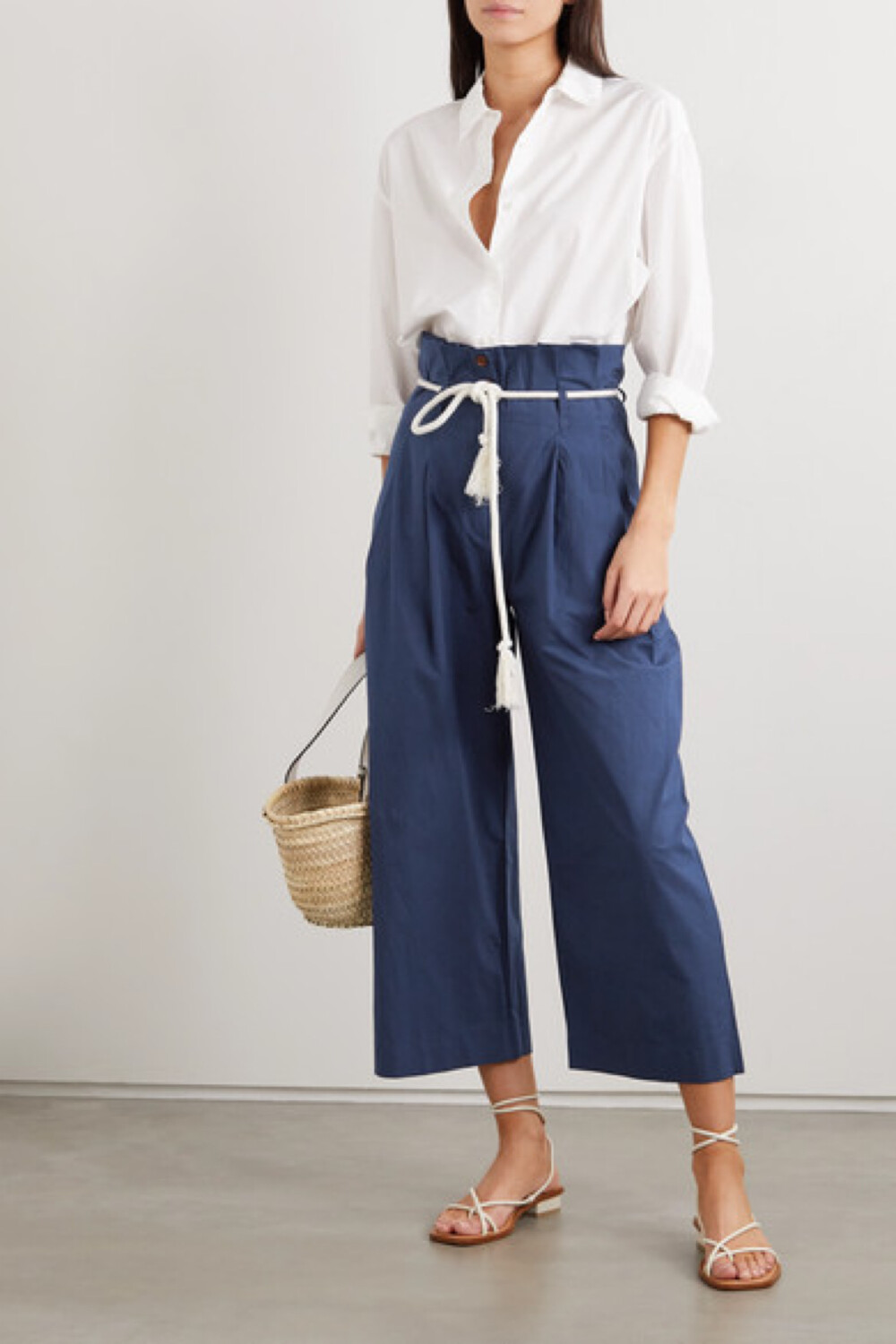 Vanessa Bruno 这款 “Nardo” 锥形裤以柔软的纯棉制成，呈 “Marine” 深蓝色调。它采用高腰设计，柔和的褶裥营造出俏皮的灯笼裤型，九分裤脚可助你秀出精心搭配的袢带凉鞋。不妨将水手风格的抽绳系成结，让它为你收束出纤腰。
