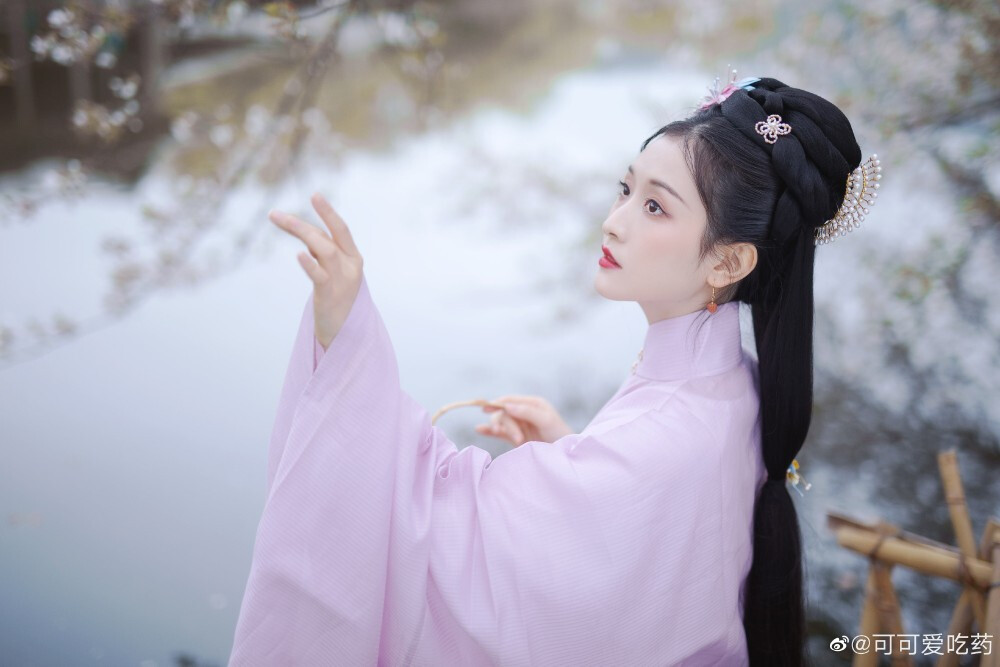 #杭州约拍#
想不到老衲今年也能拍到樱花 嚯嚯嚯嚯火火恍恍惚惚哈哈哈哈哈～！（这是什么鬼文案）
出境：@不及丿
摄影：@可可爱吃药
妆造：@魔法兔子怪
#杭州约拍##樱花# ​​