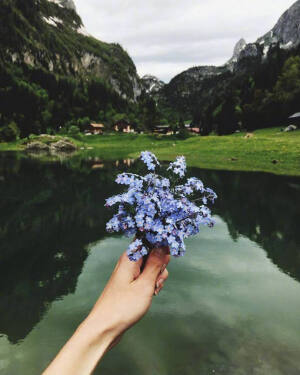 永远也回不到过去了，那个初中，高中年代，那时候心里有事全都发表在说说上，恨不得让全世界知道你的心情，现在，已经连续3年不再更新一条动态，以前朋友之间关系那么亲切，那么纯粹干净，现在，谁还记得谁呢，都在忙碌自己的生活，除了有事，很少再联系感情，都乖乖的回到这个社会上属于自己的位置扮演各种角色，挣钱。。。
 真希望可以控制梦境，想回到几岁就回到几岁，想去哪一年，就去哪一年。回到3，4岁时在平房里过年，初中在教室上一堂课，和初恋第一次牵手逛街…   唉，回不去了，今晚就让我梦回10年前吧
 晚安了