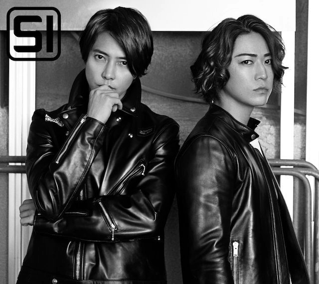 龟梨和也＆山下智久的组合“亀と山P”首张原创专辑「SI」封面公开封面由两人好友藤原浩在涉谷正建设中的MIYASHITA PARK拍摄专辑名「SI」既是「青春アミーゴ」歌曲里的歌词、也是这首歌推出“15”年的颠写、整张专辑共收录8首歌、4月2日将公开「SI」主打歌MV、4月29日发售