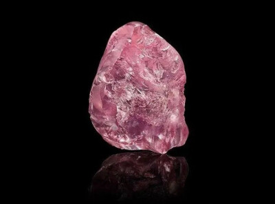 The Graff Lesotho Pink粉钻 重达13.33克拉粉钻在彩色钻石里，算是非常昂贵的一种彩钻了。