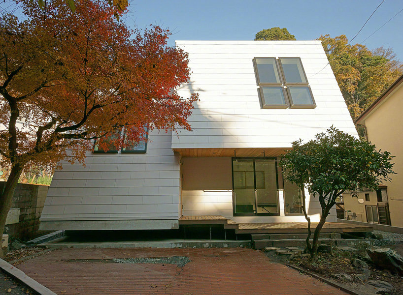 【建筑设计】位于日本逗子市，依山而建的住宅 “LL house”，由设计工作室 Yuji Tanabe设计。 | 田辺雄之建築設計事務所 | yuji-tanabe.com