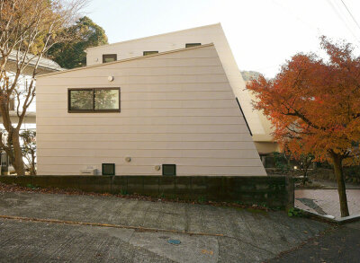 【建筑设计】位于日本逗子市，依山而建的住宅 “LL house”，由设计工作室 Yuji Tanabe设计。 | 田辺雄之建築設計事務所 | yuji-tanabe.com