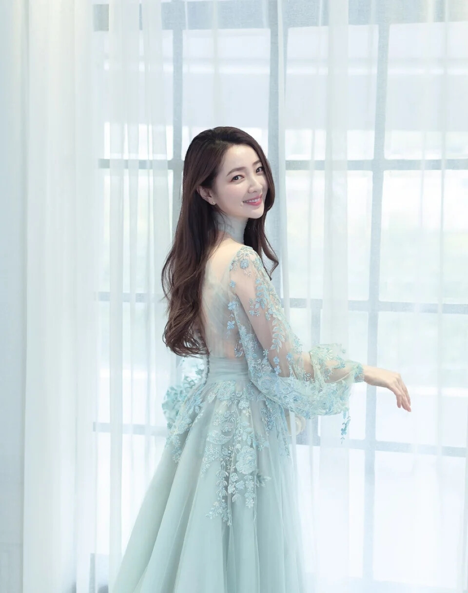 青蓝云裳。水为肌骨。