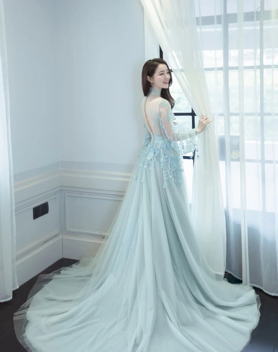 青蓝云裳。水为肌骨。