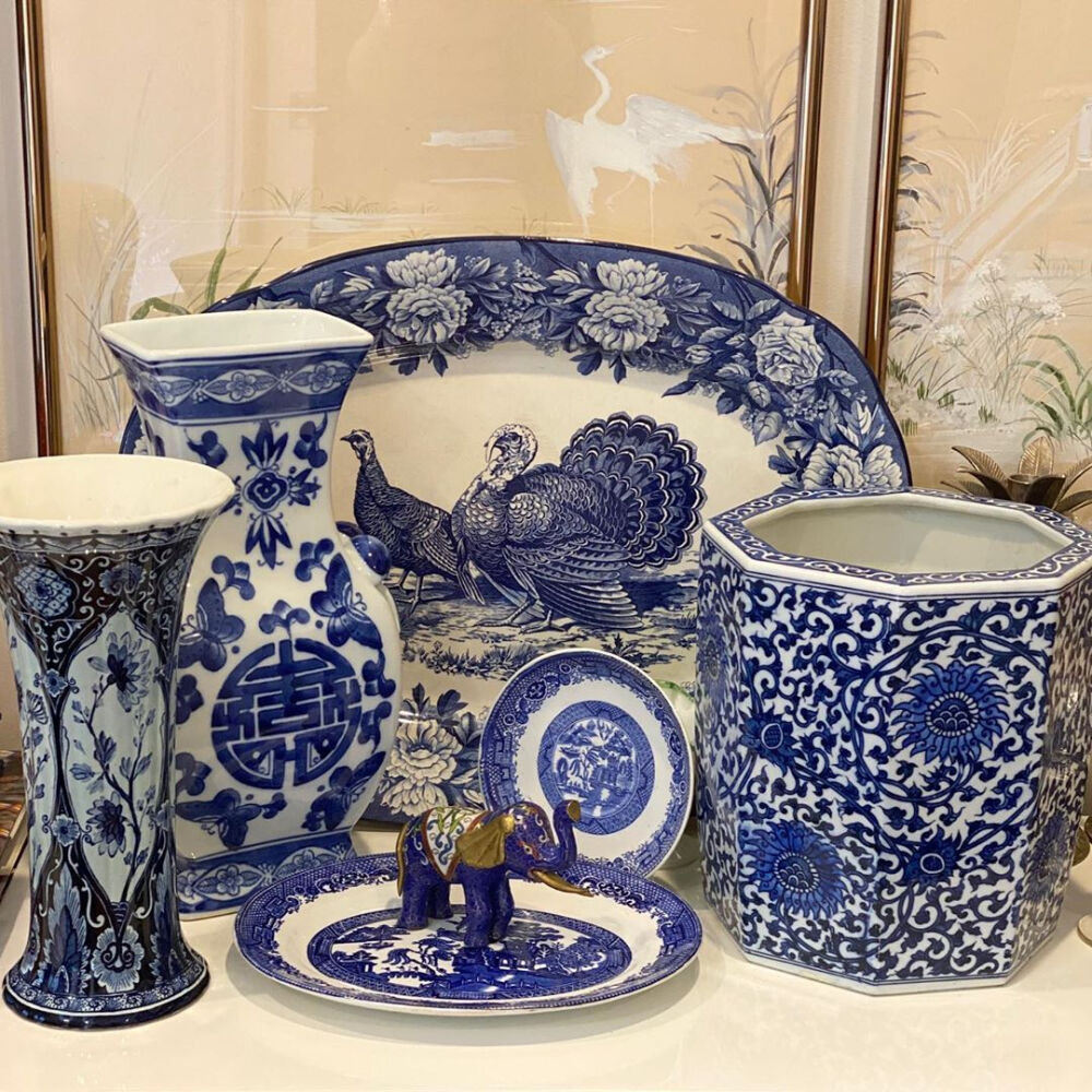 【蓝柳纹样瓷(Blue Willow、 Willow Pattern）】
中西结合的花纹，看起来素雅，看久了却让人无比心生喜欢。
就像是在漫步在湖边漫不经心的撩起一丝涟漪
据闻诞生于18世纪末英国，另一说法是由英国制瓷家托马斯·弥尔顿（Thomas Milton）于1780年所设计。该瓷器装饰了一种被称为 “柳树纹样”的装饰。(Willow Pattern)。该瓷器纹样并非仅仅应用柳树纹样为装饰，而是一种转印在瓷器上，带有中国青花山水楼阁及人物场景的纹饰,是在西方进口瓷和仿制中国瓷器的过程中逐渐衍生而成的, 经过英国瓷器商的提炼加工，逐渐形成了一种极具代表性的瓷器装饰风格,在19世纪蓝柳瓷的使用异常广泛成为了欧洲历史上青花瓷器最为繁盛的时期。