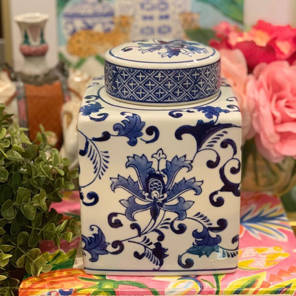 【蓝柳纹样瓷(Blue Willow、 Willow Pattern）】
中西结合的花纹，看起来素雅，看久了却让人无比心生喜欢。
就像是在漫步在湖边漫不经心的撩起一丝涟漪
据闻诞生于18世纪末英国，另一说法是由英国制瓷家托马斯·弥尔顿（Thomas Milton）于1780年所设计。该瓷器装饰了一种被称为 “柳树纹样”的装饰。(Willow Pattern)。该瓷器纹样并非仅仅应用柳树纹样为装饰，而是一种转印在瓷器上，带有中国青花山水楼阁及人物场景的纹饰,是在西方进口瓷和仿制中国瓷器的过程中逐渐衍生而成的, 经过英国瓷器商的提炼加工，逐渐形成了一种极具代表性的瓷器装饰风格,在19世纪蓝柳瓷的使用异常广泛成为了欧洲历史上青花瓷器最为繁盛的时期。