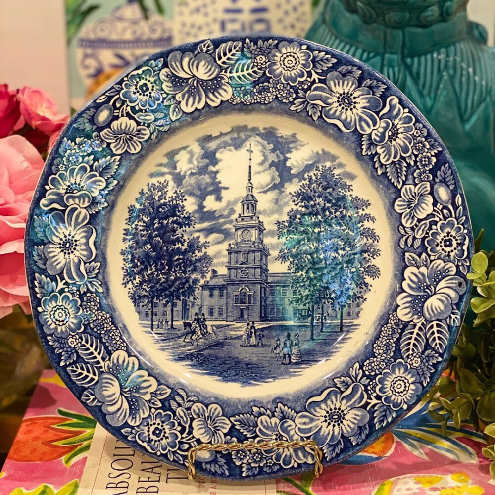 【蓝柳纹样瓷(Blue Willow、 Willow Pattern）】
中西结合的花纹，看起来素雅，看久了却让人无比心生喜欢。
就像是在漫步在湖边漫不经心的撩起一丝涟漪
据闻诞生于18世纪末英国，另一说法是由英国制瓷家托马斯·弥尔顿（Thomas Milton）于1780年所设计。该瓷器装饰了一种被称为 “柳树纹样”的装饰。(Willow Pattern)。该瓷器纹样并非仅仅应用柳树纹样为装饰，而是一种转印在瓷器上，带有中国青花山水楼阁及人物场景的纹饰,是在西方进口瓷和仿制中国瓷器的过程中逐渐衍生而成的, 经过英国瓷器商的提炼加工，逐渐形成了一种极具代表性的瓷器装饰风格,在19世纪蓝柳瓷的使用异常广泛成为了欧洲历史上青花瓷器最为繁盛的时期。