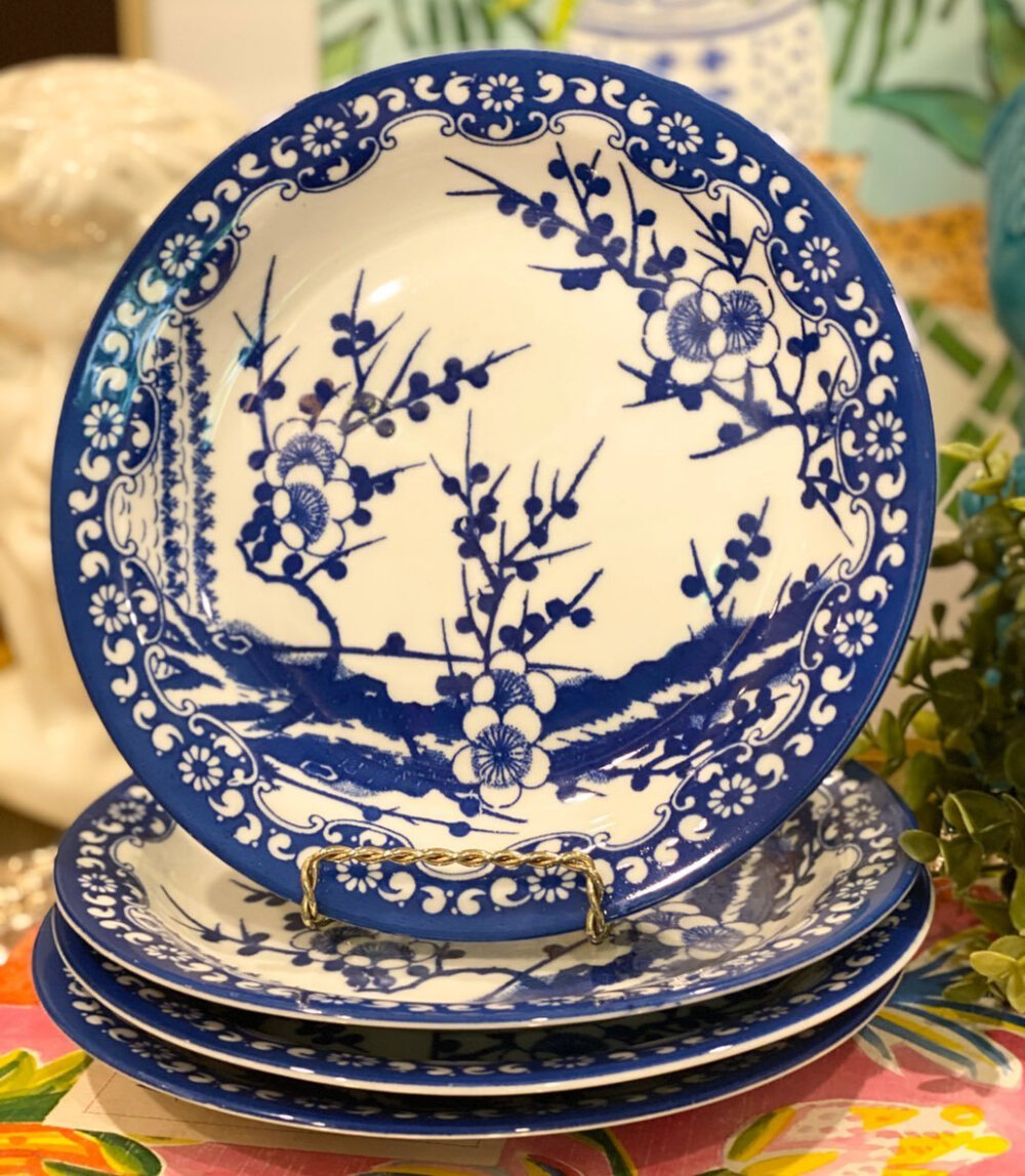 【蓝柳纹样瓷(Blue Willow、 Willow Pattern）】
中西结合的花纹，看起来素雅，看久了却让人无比心生喜欢。
就像是在漫步在湖边漫不经心的撩起一丝涟漪
据闻诞生于18世纪末英国，另一说法是由英国制瓷家托马斯·弥尔顿（Thomas Milton）于1780年所设计。该瓷器装饰了一种被称为 “柳树纹样”的装饰。(Willow Pattern)。该瓷器纹样并非仅仅应用柳树纹样为装饰，而是一种转印在瓷器上，带有中国青花山水楼阁及人物场景的纹饰,是在西方进口瓷和仿制中国瓷器的过程中逐渐衍生而成的, 经过英国瓷器商的提炼加工，逐渐形成了一种极具代表性的瓷器装饰风格,在19世纪蓝柳瓷的使用异常广泛成为了欧洲历史上青花瓷器最为繁盛的时期。