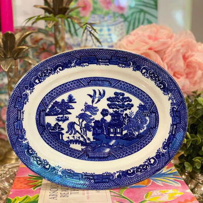 【蓝柳纹样瓷(Blue Willow、 Willow Pattern）】
中西结合的花纹，看起来素雅，看久了却让人无比心生喜欢。
就像是在漫步在湖边漫不经心的撩起一丝涟漪
据闻诞生于18世纪末英国，另一说法是由英国制瓷家托马斯·弥尔…