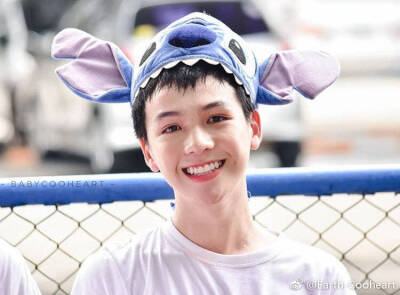 小地球简直不要太可爱好不好，真的是一只小腰精啊
japhachara在《待到重逢时》的造型太帅了，完全在我的审美点上哈哈，剧外也超级帅啊